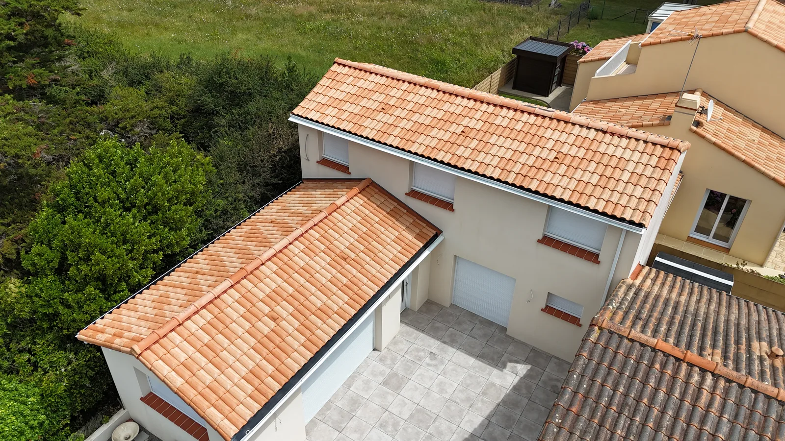 Maison couverte en tuiles par Matel Couverture, vue du toit et du garage